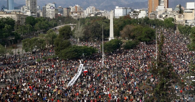 Coloquio: ¿Qué le pasa a Chile? en Instituto de Estudios de la Sociedad